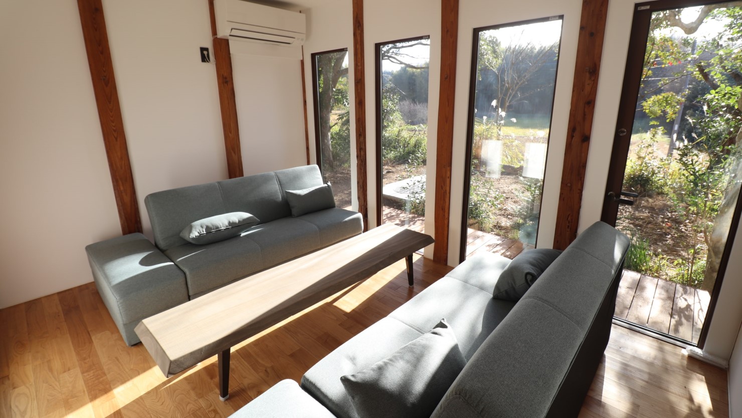 朝日が入る1階の客室