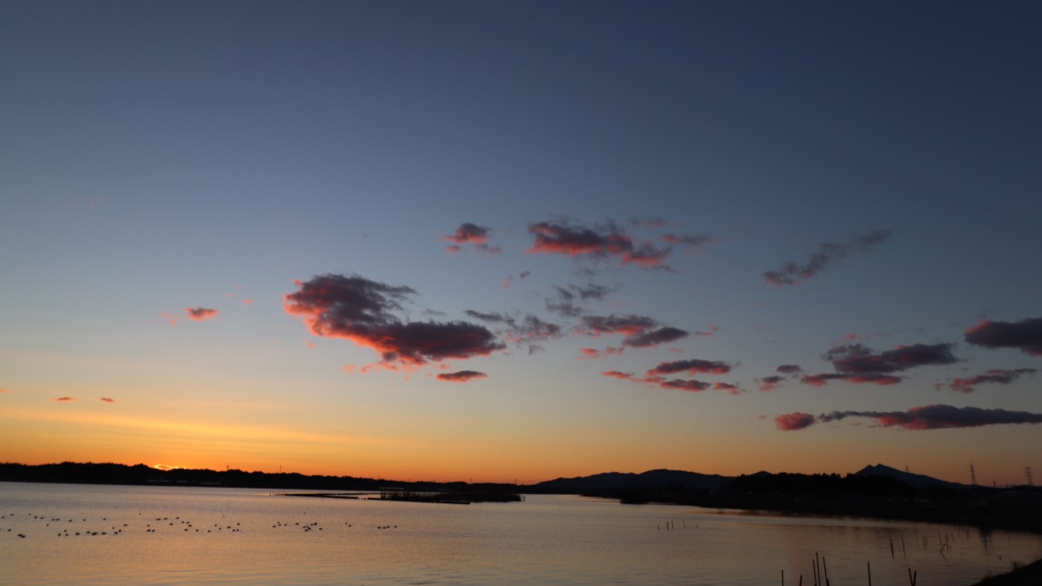 夕方の散歩が気持ちいい湖畔