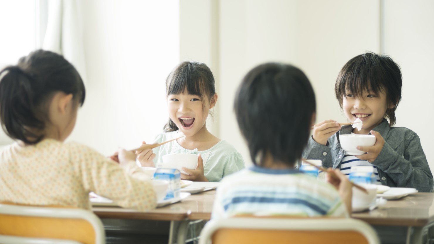 給食を食べる小学生