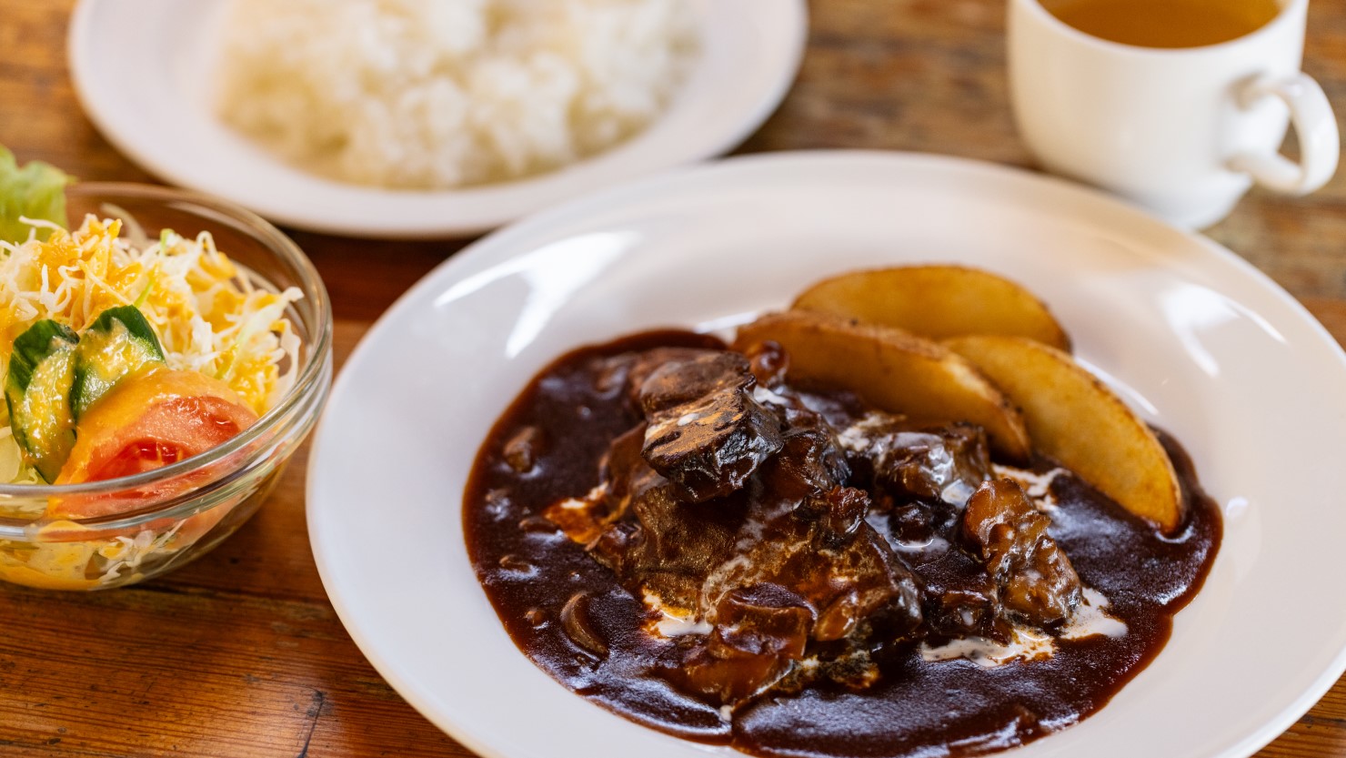 6時間じっくり煮込んで仕上げられた、お肉ほろほろな濃厚ビーフシチュー（2,000円）