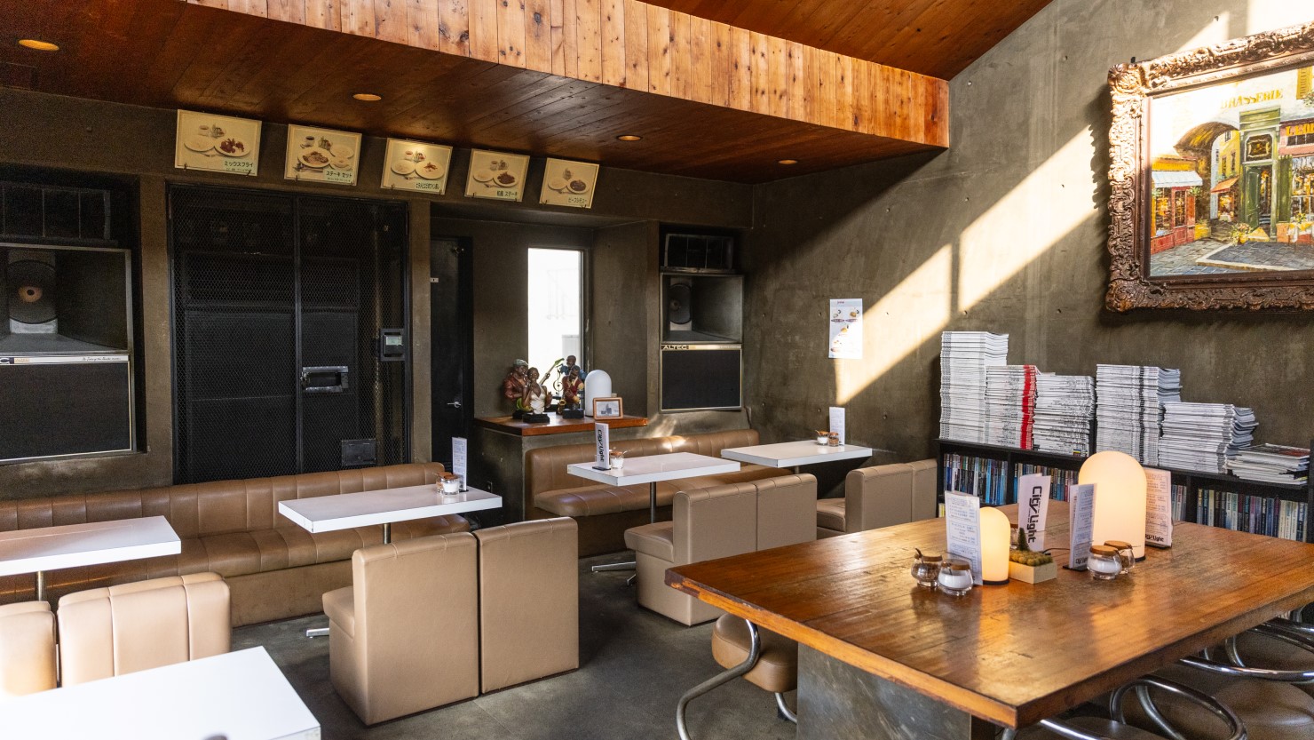 音楽好きの店主こだわりのスピーカーからは心地よいJAZZがいつも流れている