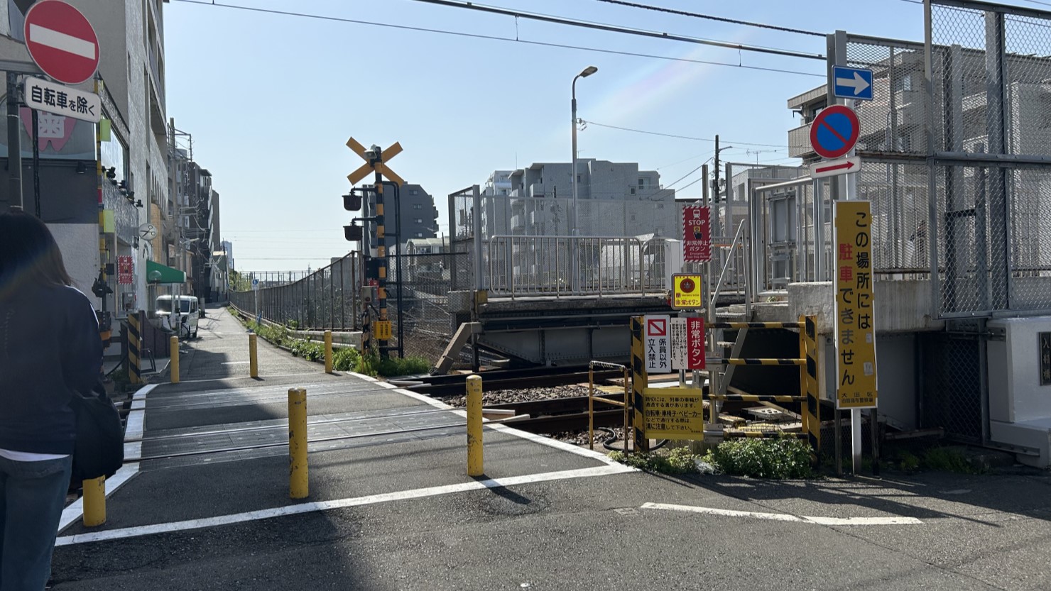 東急池上線御嶽山駅近くにある踏切の写真