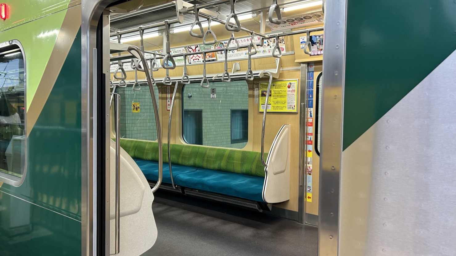 五反田駅に停車中の蒲田行き電車