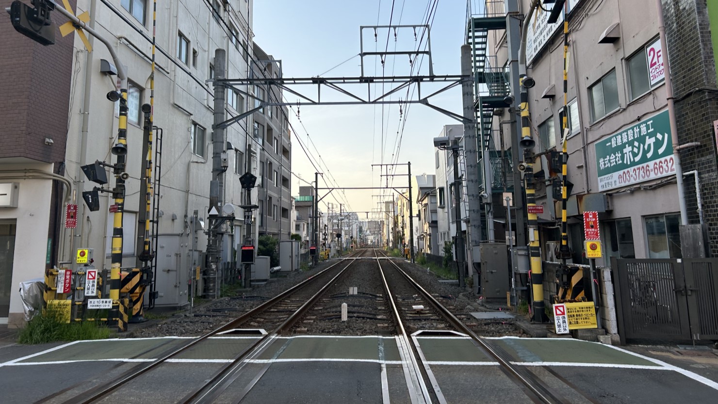 下町情緒感じる池上駅横の踏切