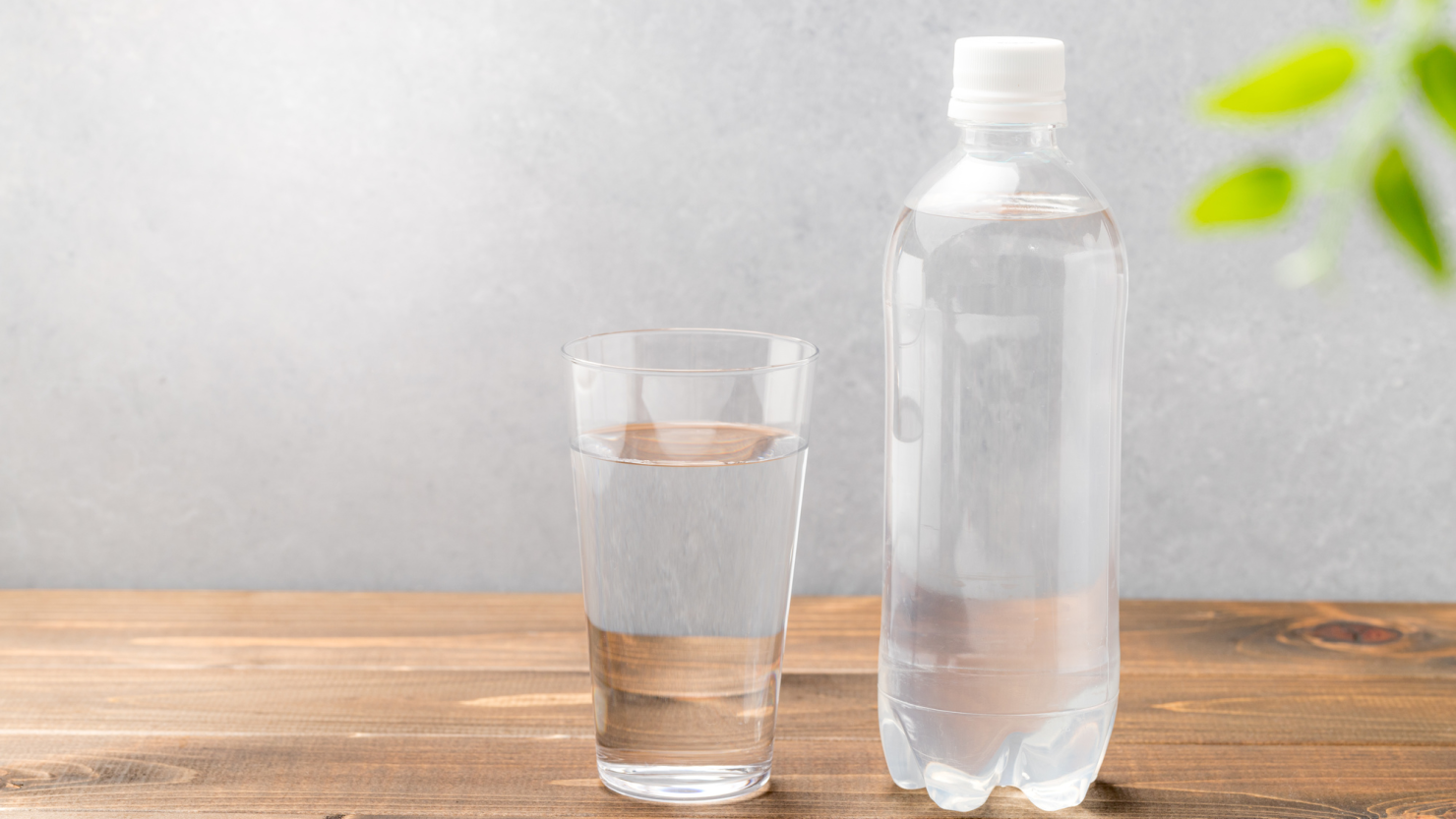 ボトルの軽量化、ラベルレス、リサイクル樹脂の使用など、中身だけでなく、プラスチック容器も省エネを意識して進化している