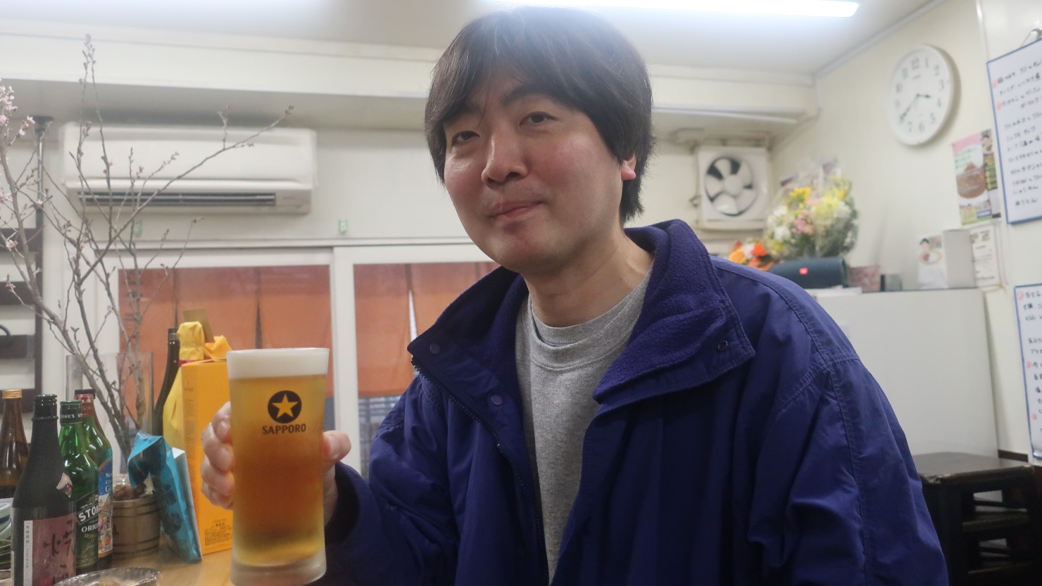 まずは1杯目。店内には桜も飾り付けられていて、雑然とした立ち飲み店が京橋には多い中、すっきりとしています。