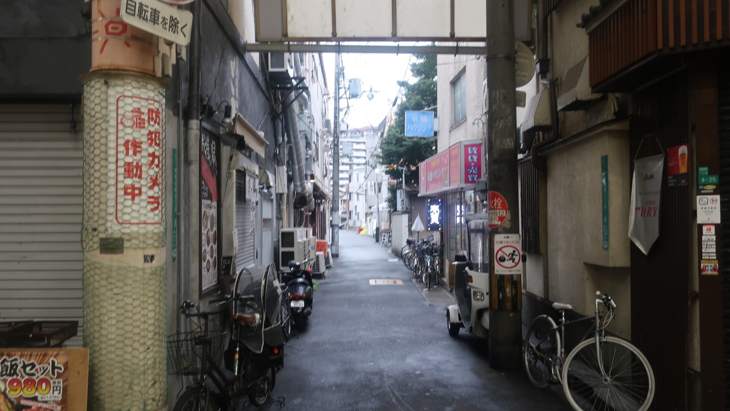 商店街の小道にも気になるお店が多数。住宅ばかりと思っていたら遠くの方で明かりが見えたり、そういった散策をするのも楽しい