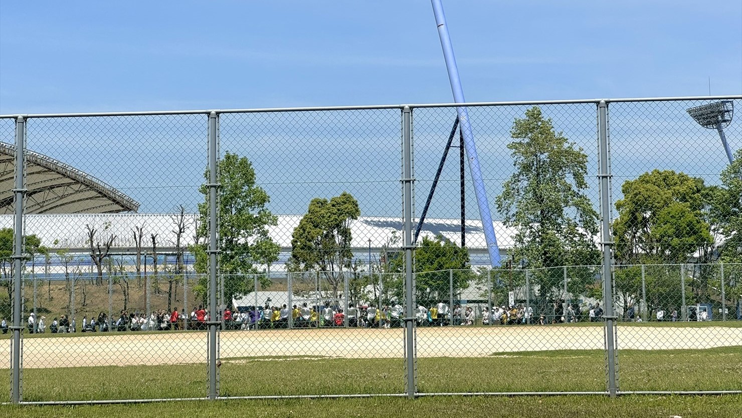 目を凝らすと派手な衣装の集団が演奏していた