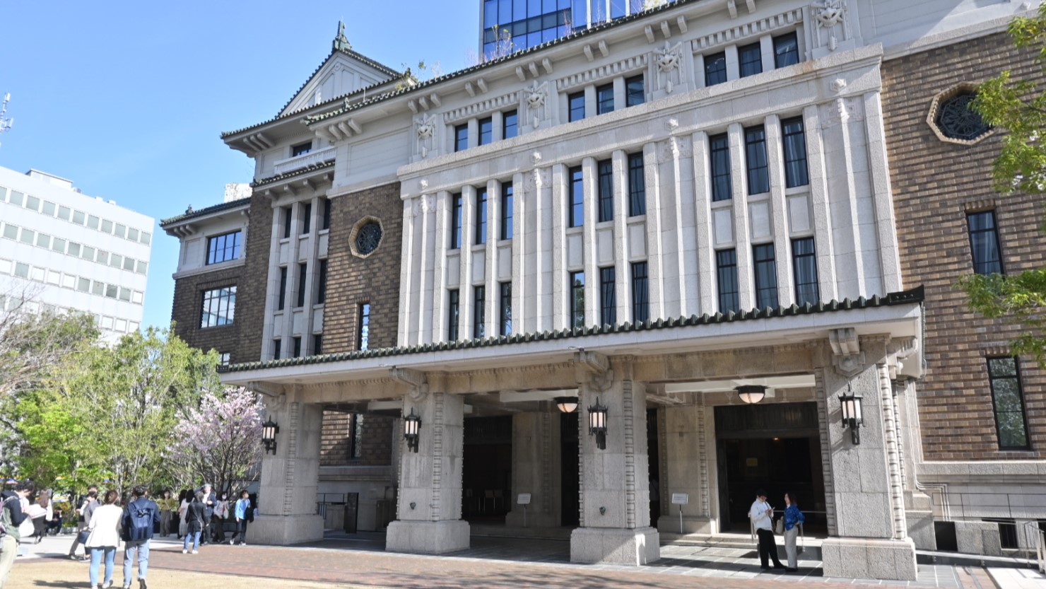 九段会館テラスの正面玄関