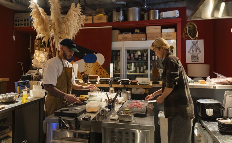 大阪・新町「お料理 横目」 飲食店という言葉ではもの足りない！？ ハブであり表現の場でもあるお店の力学