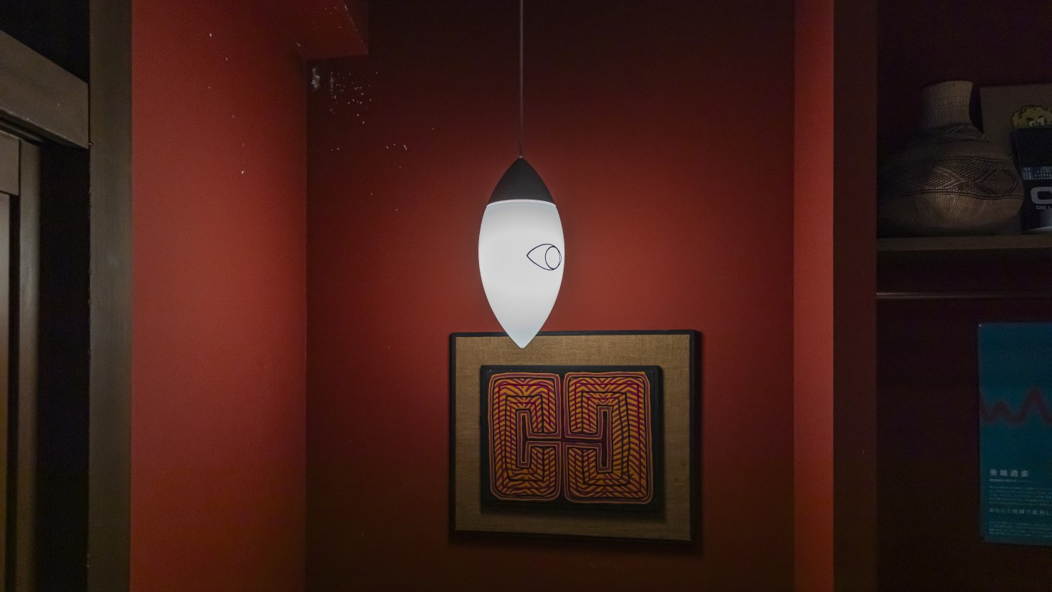 横目があしらわれた店内ライト