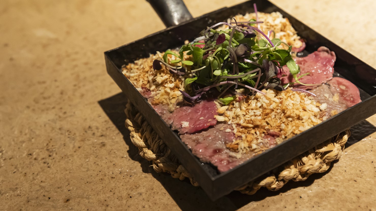 「バタしゃぶ」は限定5食。牛フィレ肉に澄ましバター、食感と味のアクセントにはスパイスの効いたパン粉が。お酒が進むこと間違いなし