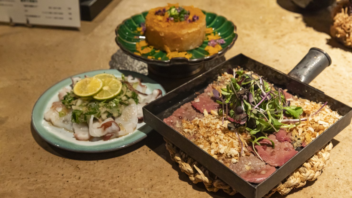 右手前から時計周りに「横目のバタしゃぶ」（1,650円）、「蛸と春菊のカルパッチョ」（660円）、大根の唐揚げ（550円）。メニューは常にアップデートされるので最新のお料理は店頭で確かめるのが吉