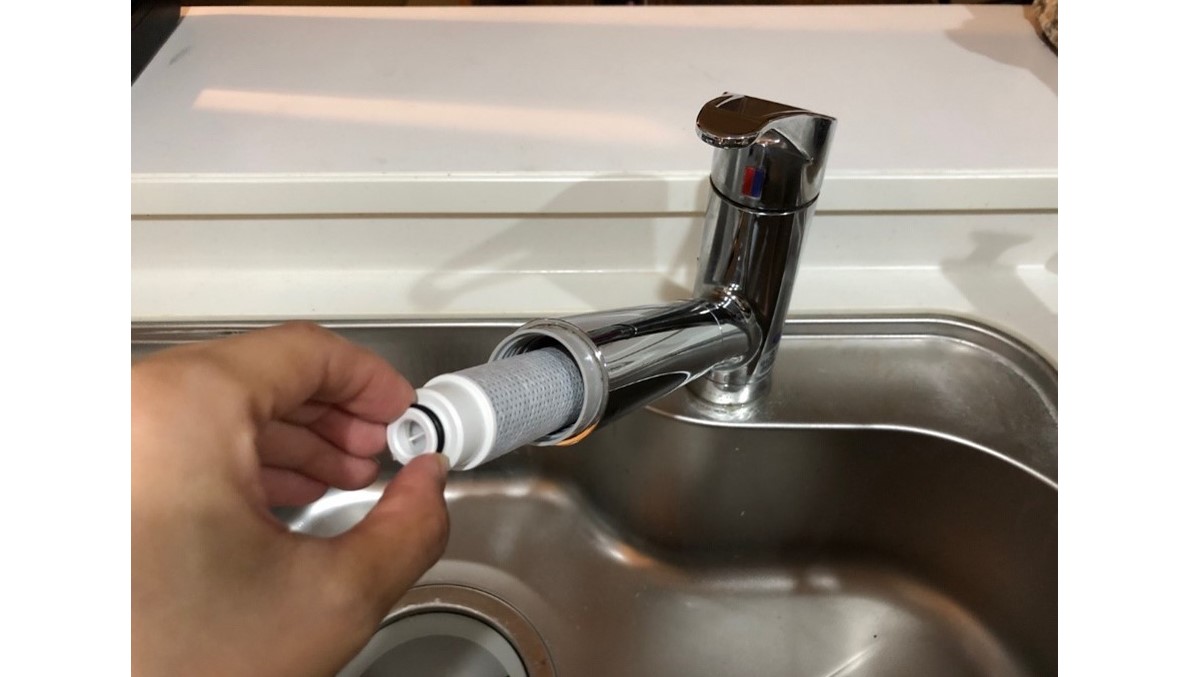 中から古いカートリッジを取り出して、新しいものを入れるだけ