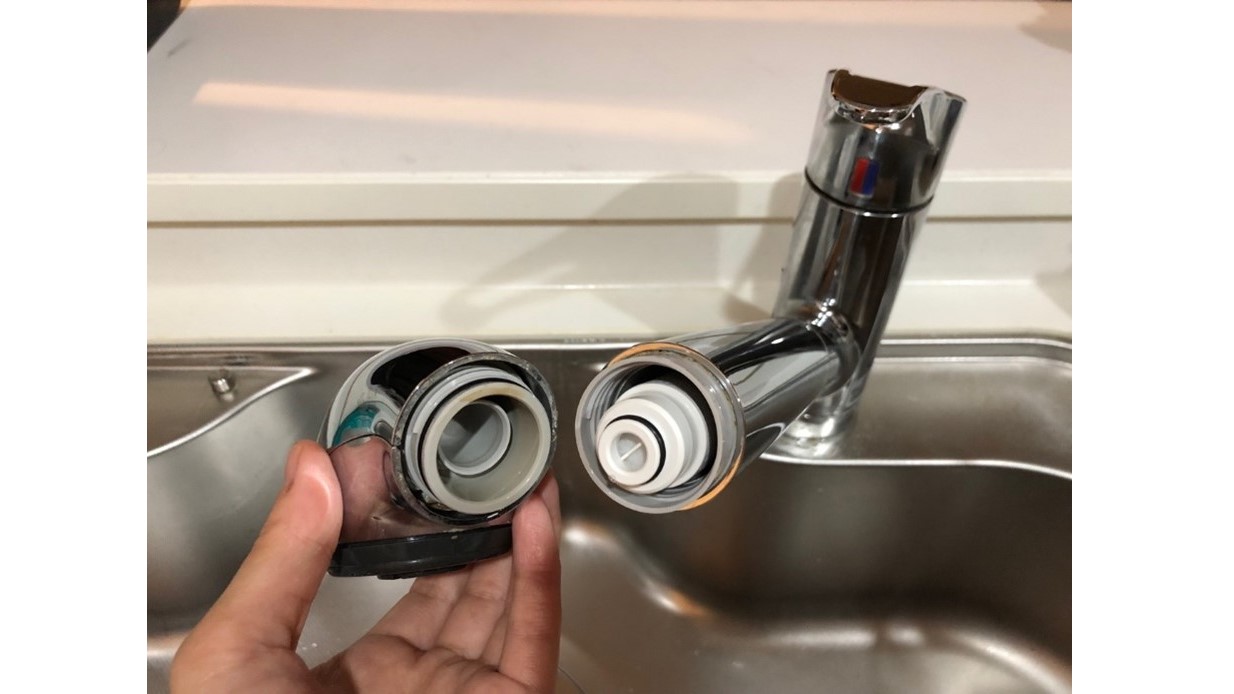 カートリッジ交換のために浄水器のヘッド部 を外す