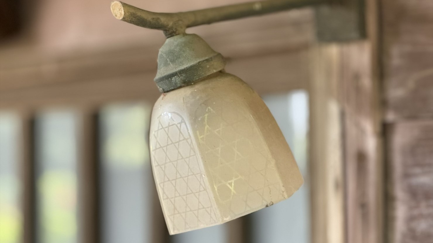 この玄関の外灯にノスタルジーを感じる