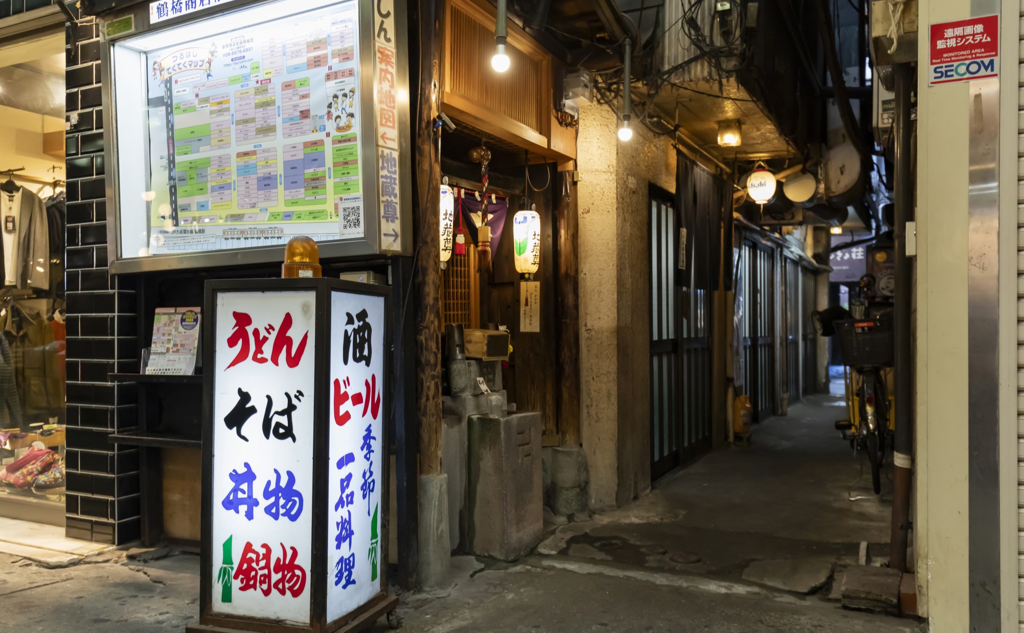 大阪「鶴橋」駅前にある「よあけ食堂」。夜明けとともに始まる食堂という名の呑みどころ