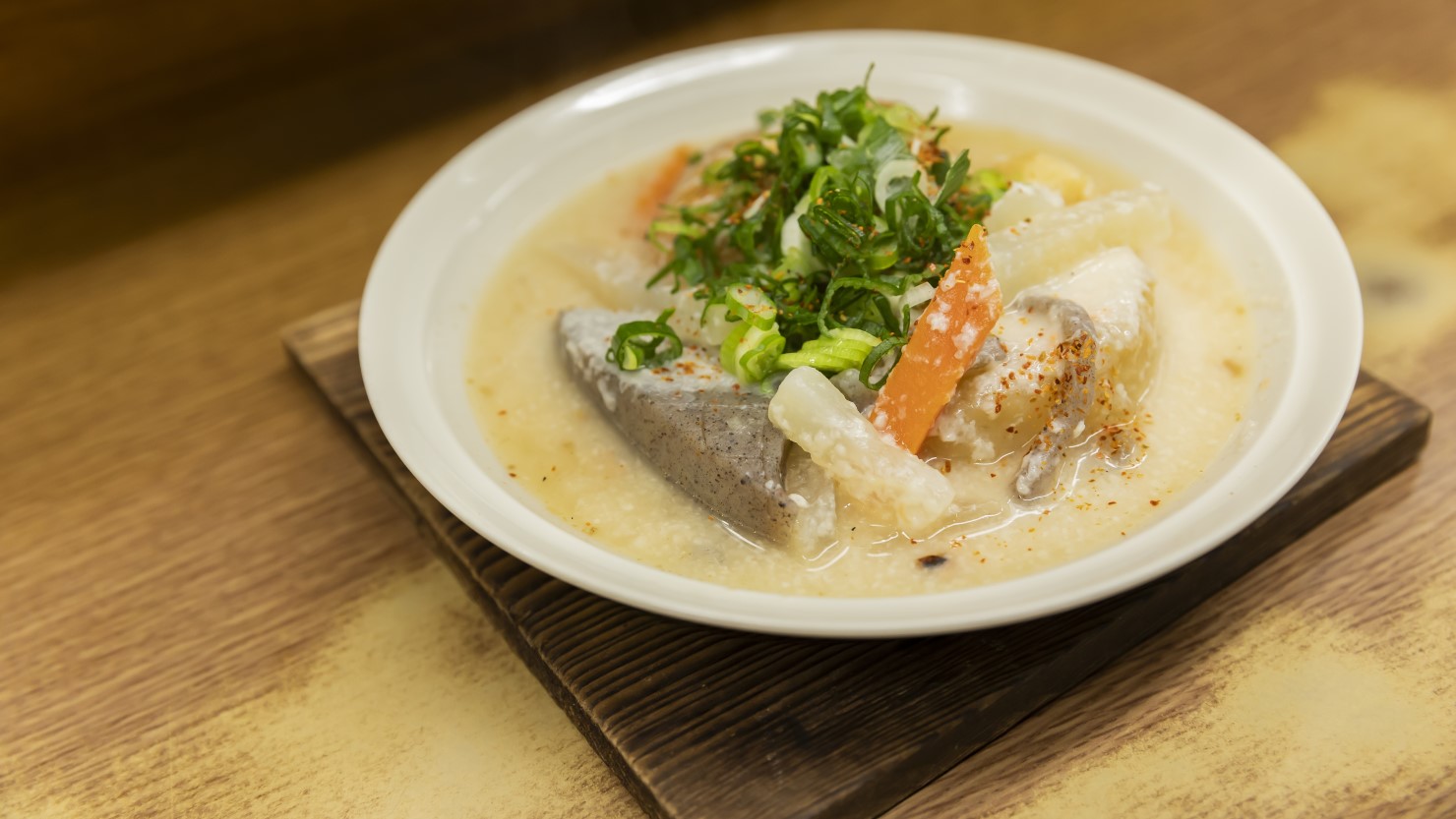 おでんのタネが隠れるほどたっぷりとかかった粕汁。好きなネタを入れてくれるのも嬉しい