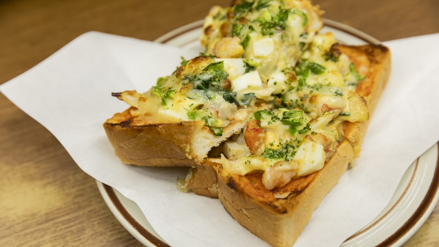 村瀬ピザトーストがこちら。ボリュームも満点で、唐辛子のからさが効いて、お酒が進みます