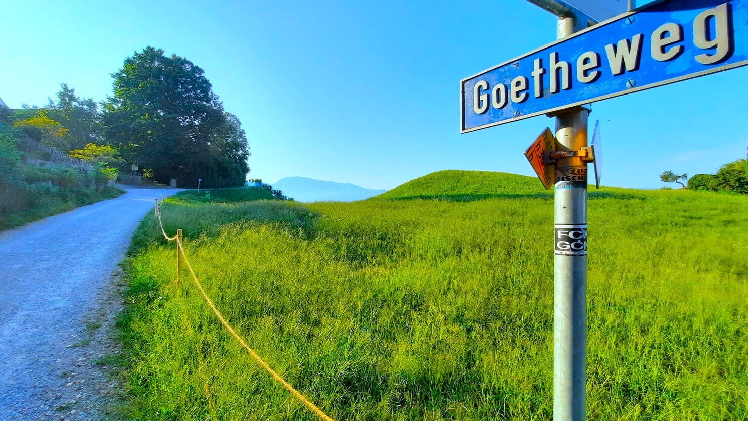 チューリヒ市郊外の町にあるゲーテ道の入り口。ドイツの文豪ゲーテはこの町に滞在した。　　　© Satomi Iwasawa
