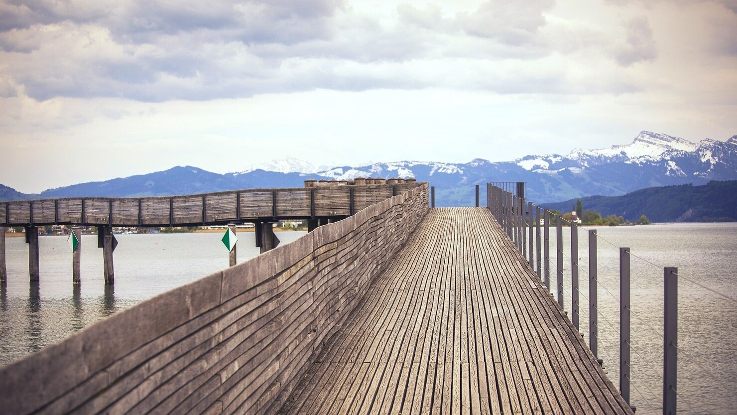チューリヒ市郊外にある、スイスで1番長い木造橋「ホルツブリュッケ　ゼーダム」　©JamesQube 