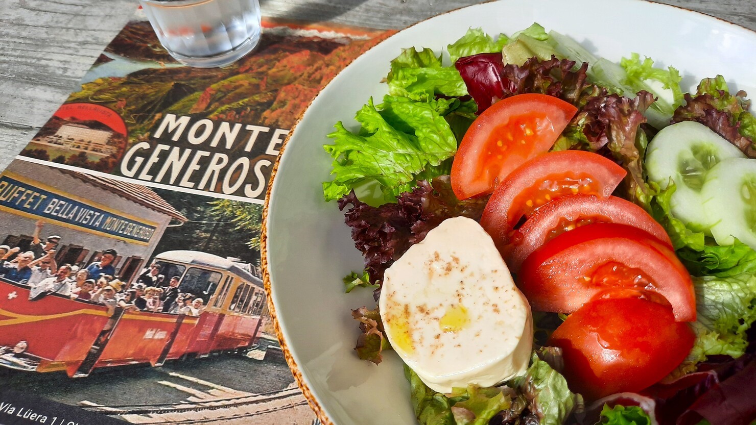 登山鉄道駅ベラヴィスタでの食事　© Satomi Iwasawa　協力：スイス政府観光局 www.myswiss.jp