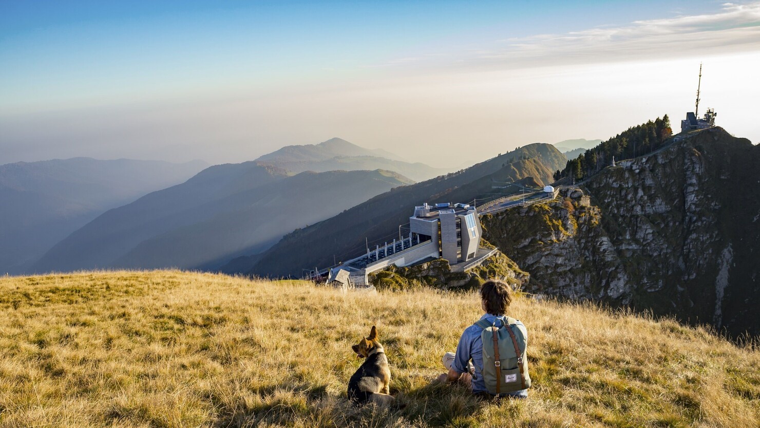 ジェネローゾ山の山頂。中央の建物は、スイスの著名建築家マリオ・ボッタによる「石の花」という名の展望レストラン　　　© Ticino Turismo - Foto Loreta Daulte 
