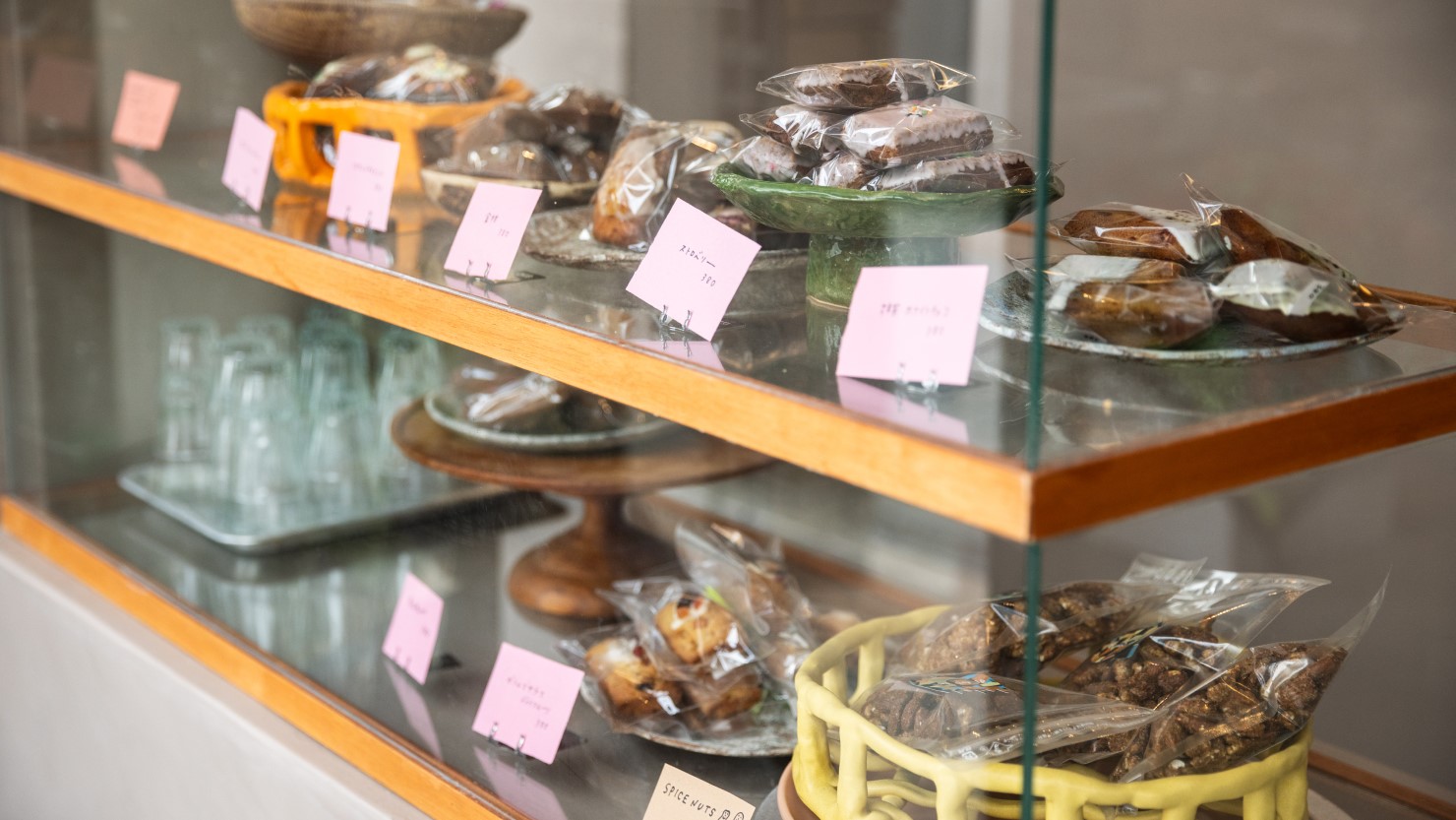 ショーケースにはキュートにデコレーションされた焼き菓子が並ぶ。テイクアウト利用も可能