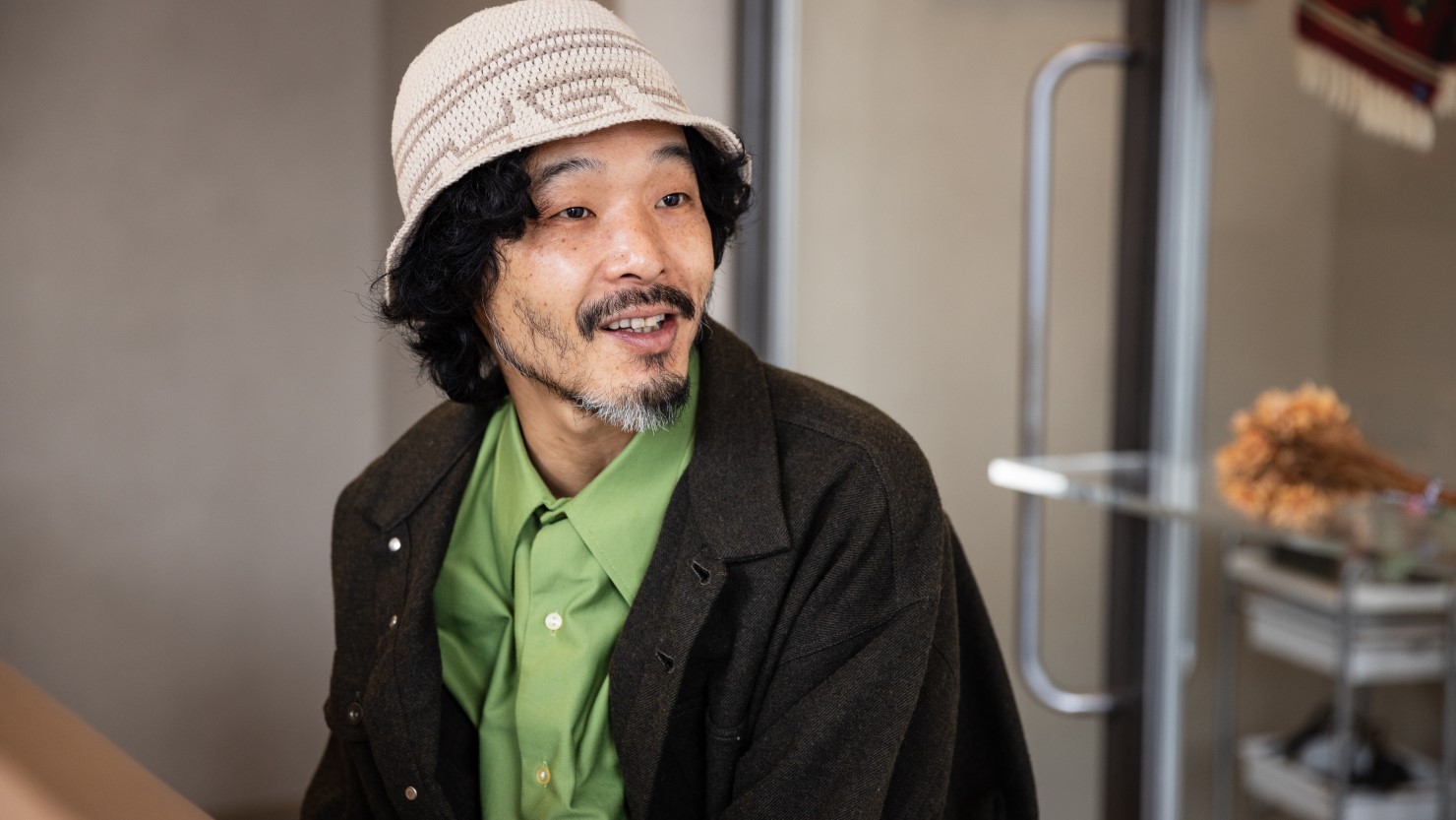 店主の西岡さん。お店に並んでいるフラワーベースなどは海外で買い付けをしている友達夫婦とオンラインツールを利用して各国からセレクトしているそう。購入も可能