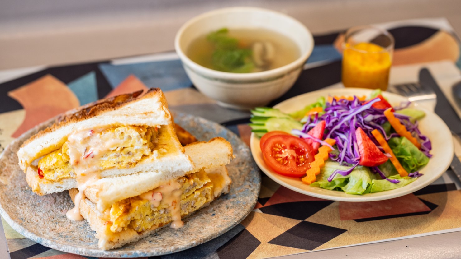 タイのオムレツサンドウィッチ1,200円。「メニューによって値段が変わる場合はありますが、できるだけ1,200円で提供したい」と宮内さん