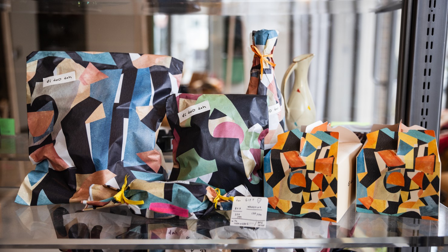 オリジナルの包装紙で包まれたGIFTたち