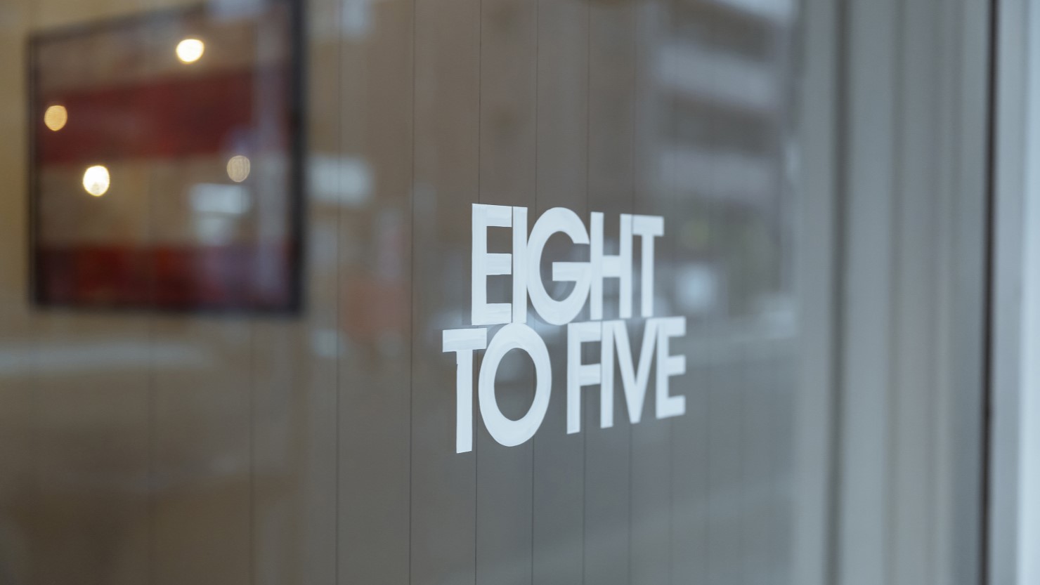 窓はかわいらしい手書きサインが。バリスタとしても働くサインペインターRicoさんが手がける