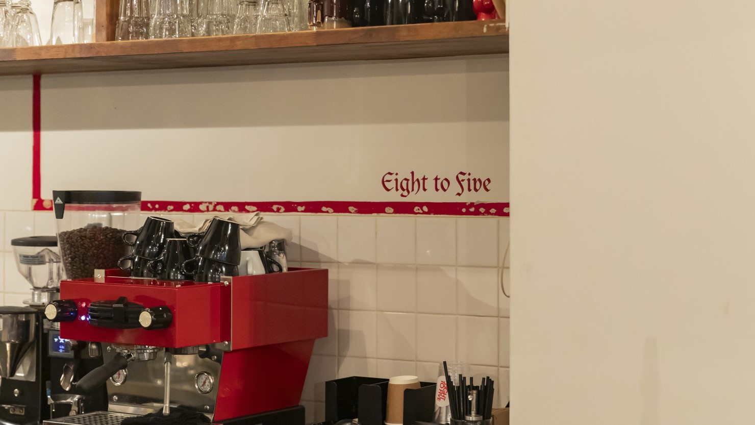 エスプレッソマシーンの隣にもかわい可愛らしいお店のロゴが。こちらもRicoさんのもの