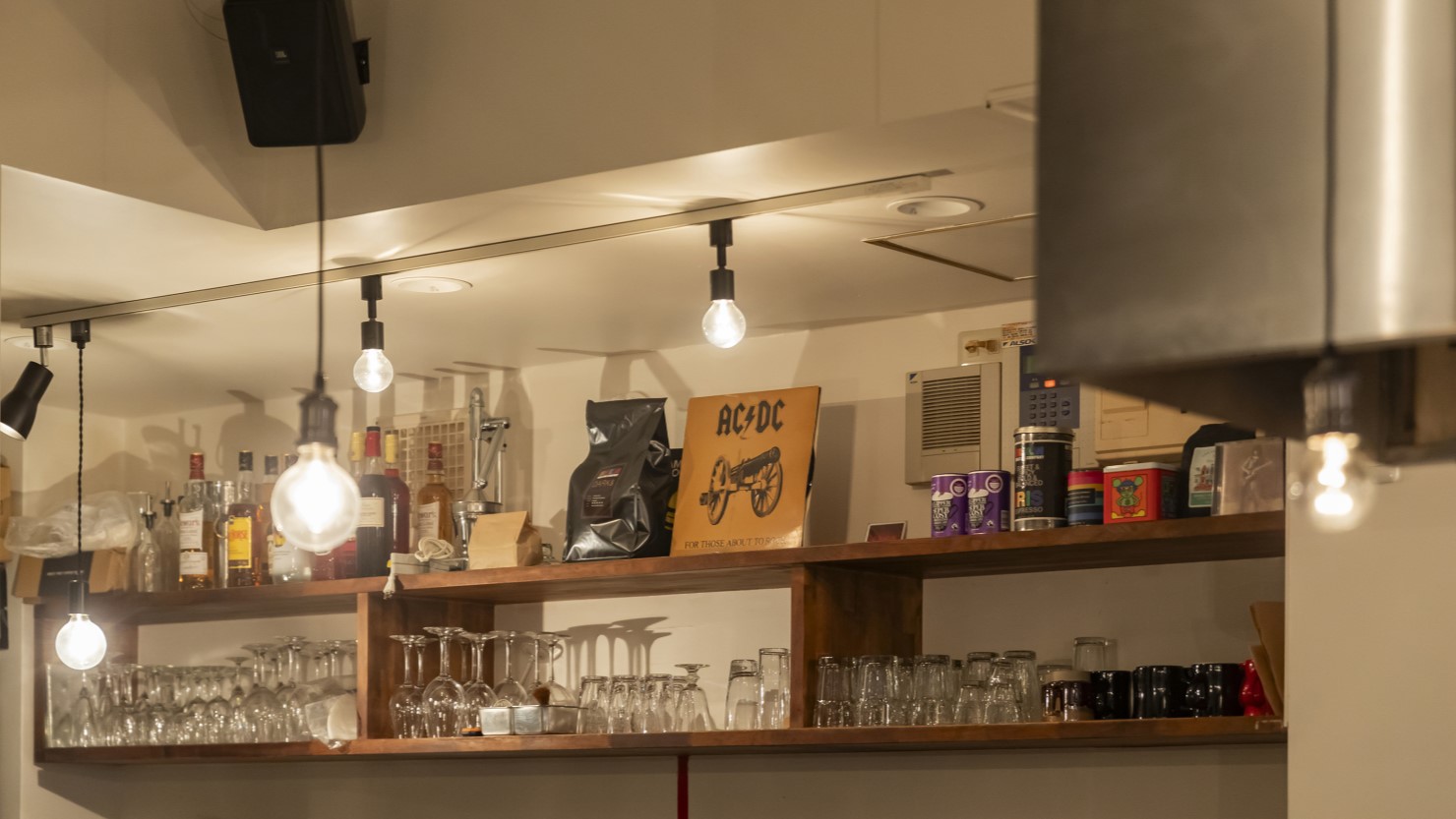 キッチン奥の棚に伊勢さんのオールタイムベスト、AC/DCのレコードアルバム『悪魔の招待状』（1981）とBRCのコーヒー豆『DARK&STORMY』のパッケージを発見