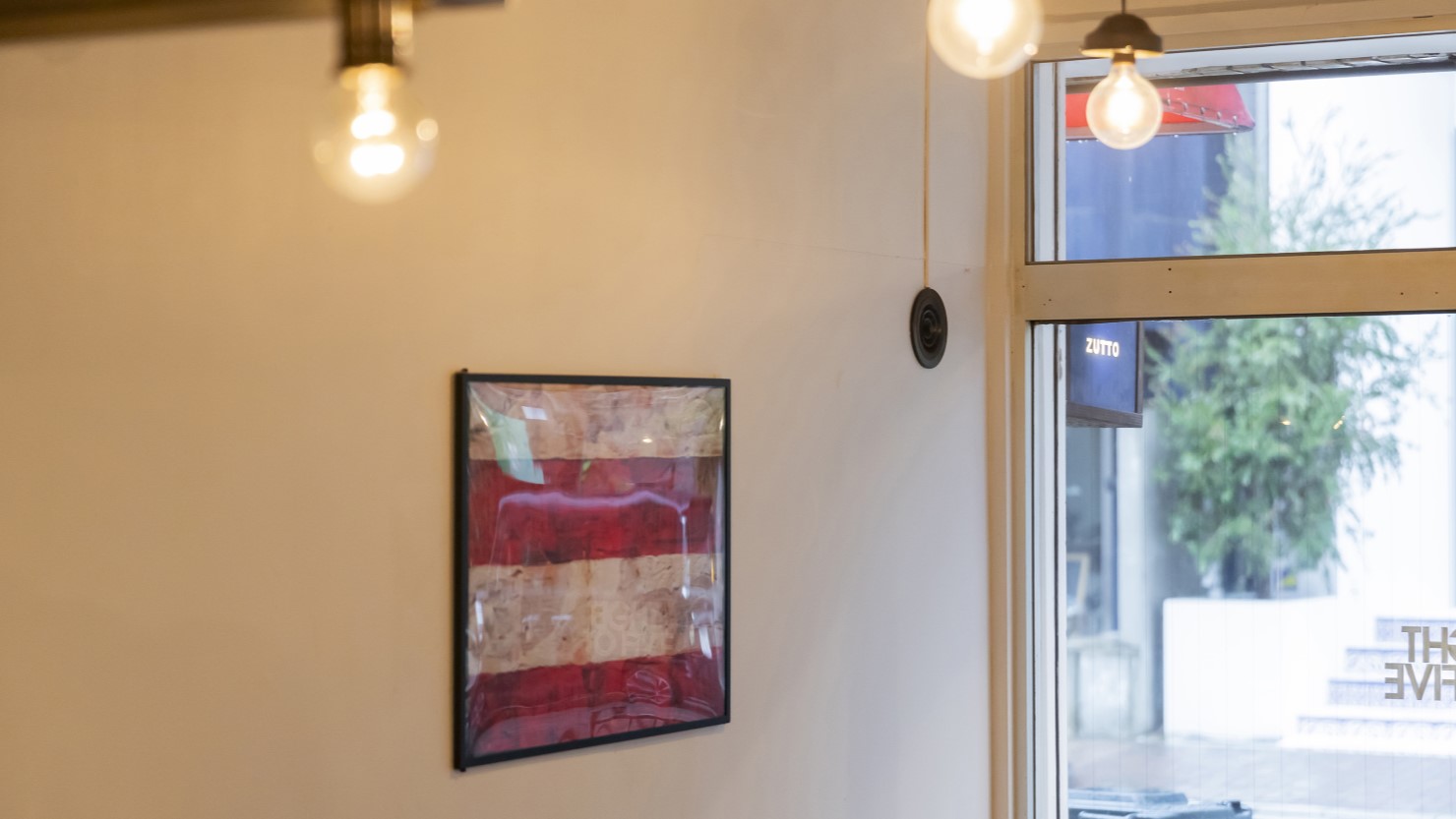 大きな窓から光が差し込む心地よい店内。外を見渡せばニューヨークにいる気分に