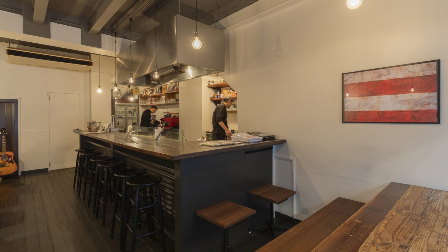 広々としたテーブル席で食べるもよし、大きな鉄板を目の前にカウンターで楽しむのもおすすめ