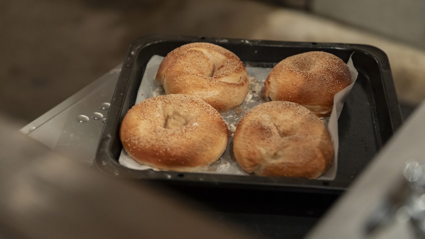 自家製クッキー（300円）やサーモン＆クリームチーズやツナメルトで楽しめるベーグルメニュー（1,300円）などカフェメニューも充実