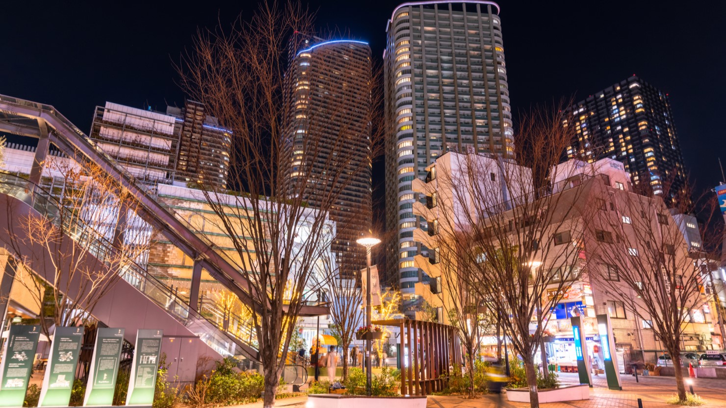 ライトアップされた武蔵小杉の街並み
