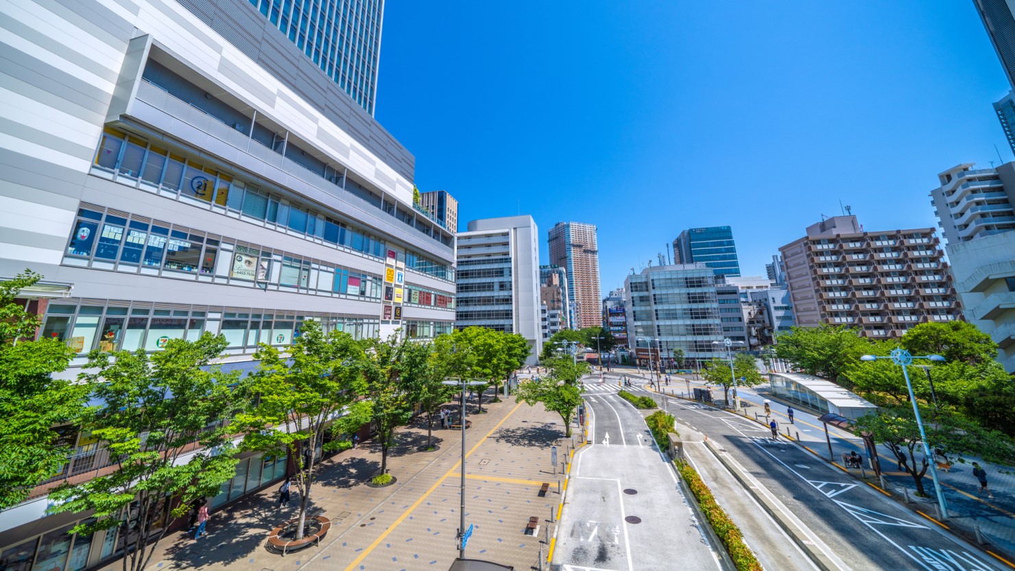 緑の多い田町駅前の様子