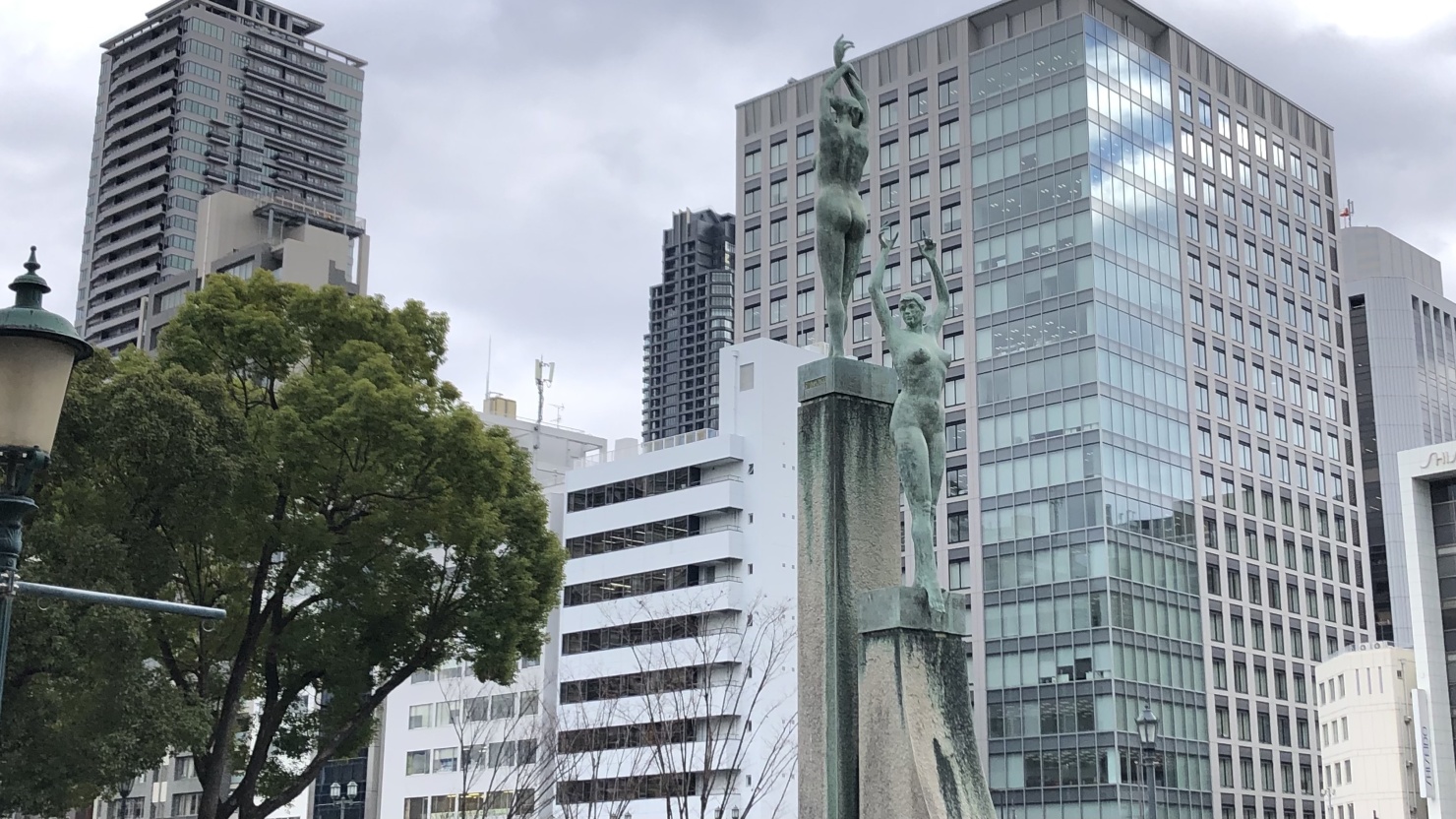 中之島付近の様子。中之島から眺めるとそのビル群の姿がよくわかります