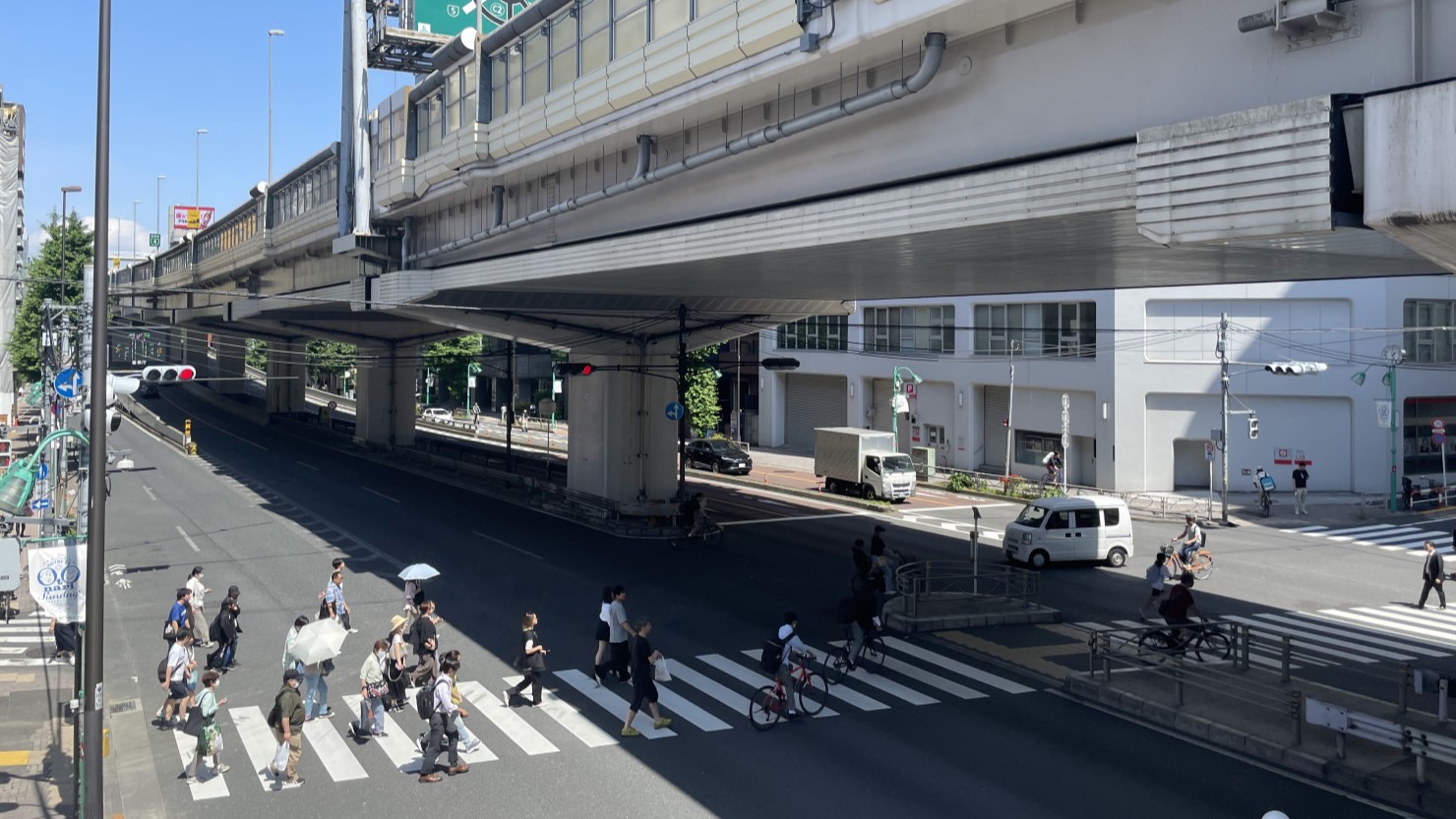笹塚駅前通り交差点（笹塚駅北側の甲州街道の交差点。撮影は歩道橋上から）