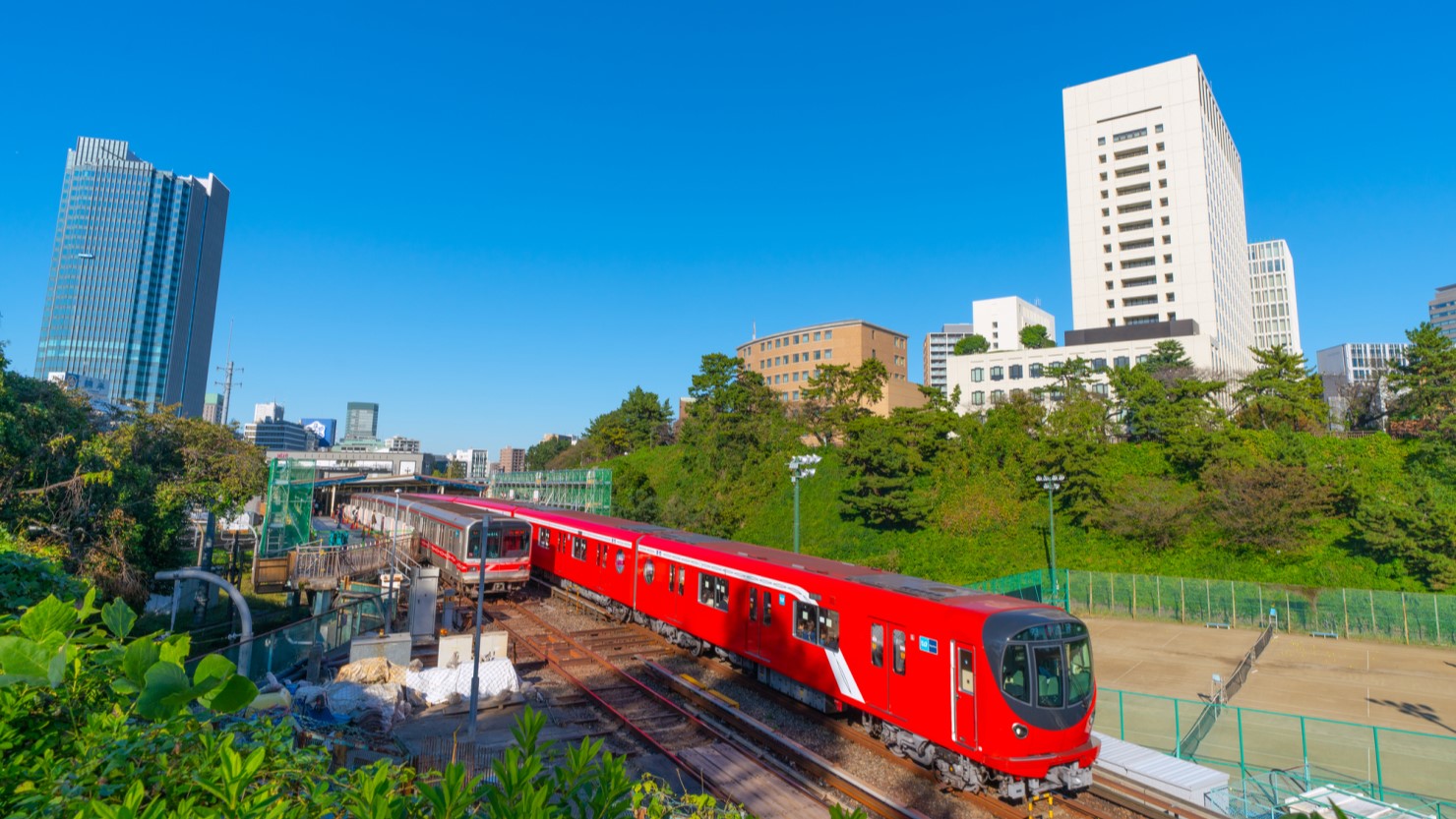 四ツ谷駅を出発する丸ノ内線