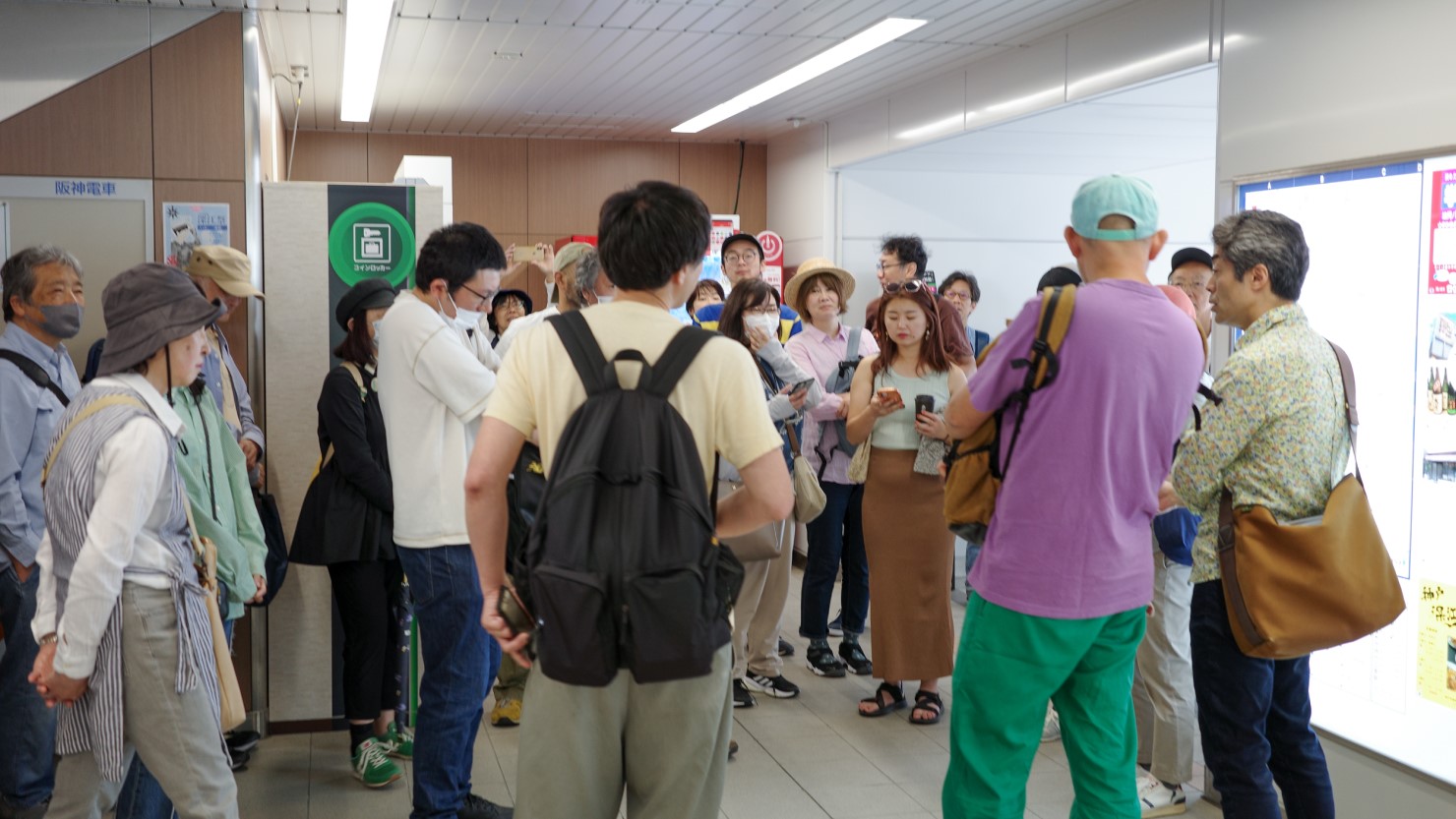 年齢もバラバラの41名が阪神電車の深江駅前に集結。山納さんのまったりとした説明の後、歩き始めます