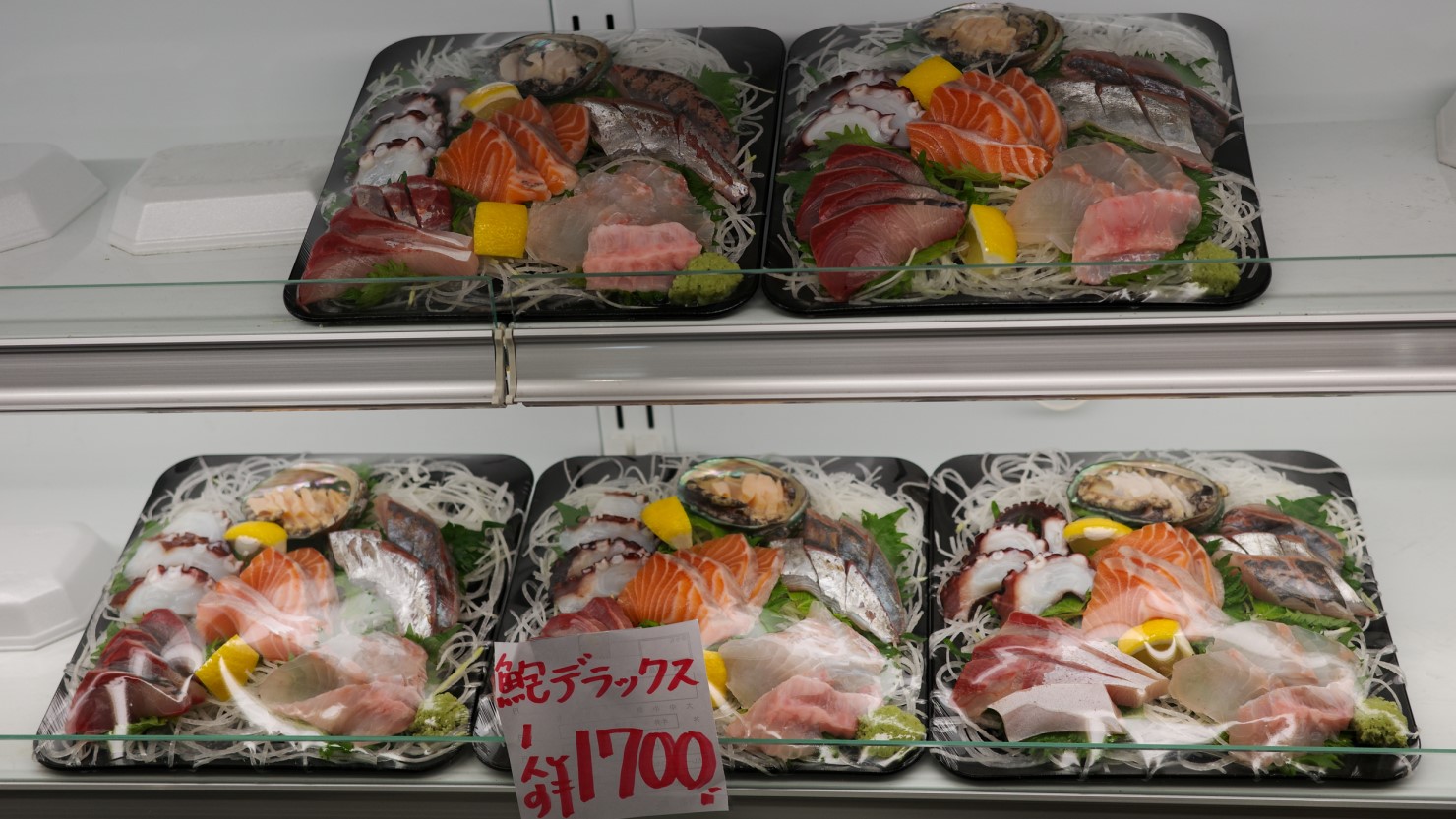 お得な刺身定食を頼む人が多数。定食のおかずにペペロンチーノが入っていた。まさかここで出合うとは