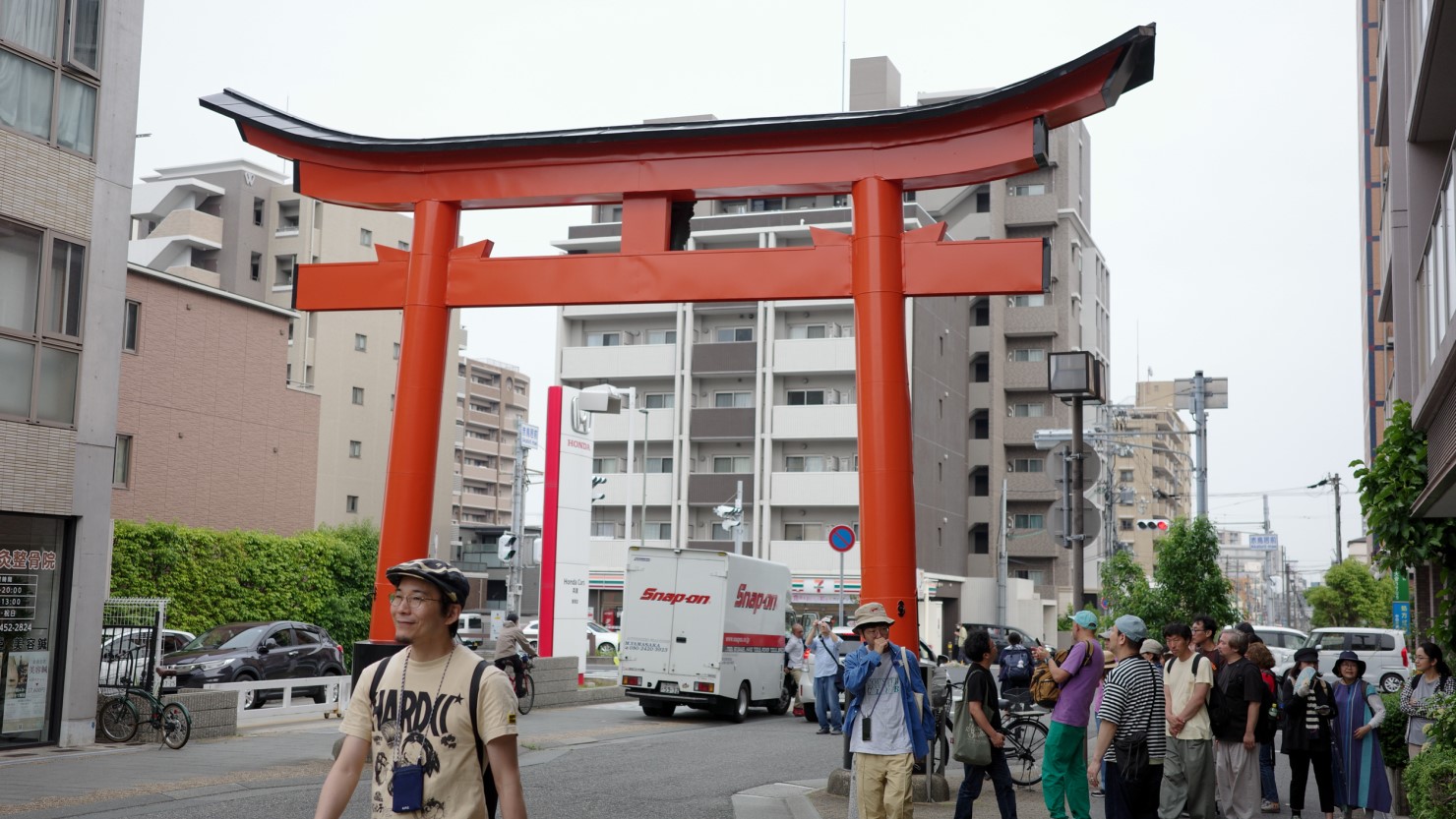 森南町の「稲荷神社朱鳥居」をくぐって、さらに北へ。魚屋道を上っていく