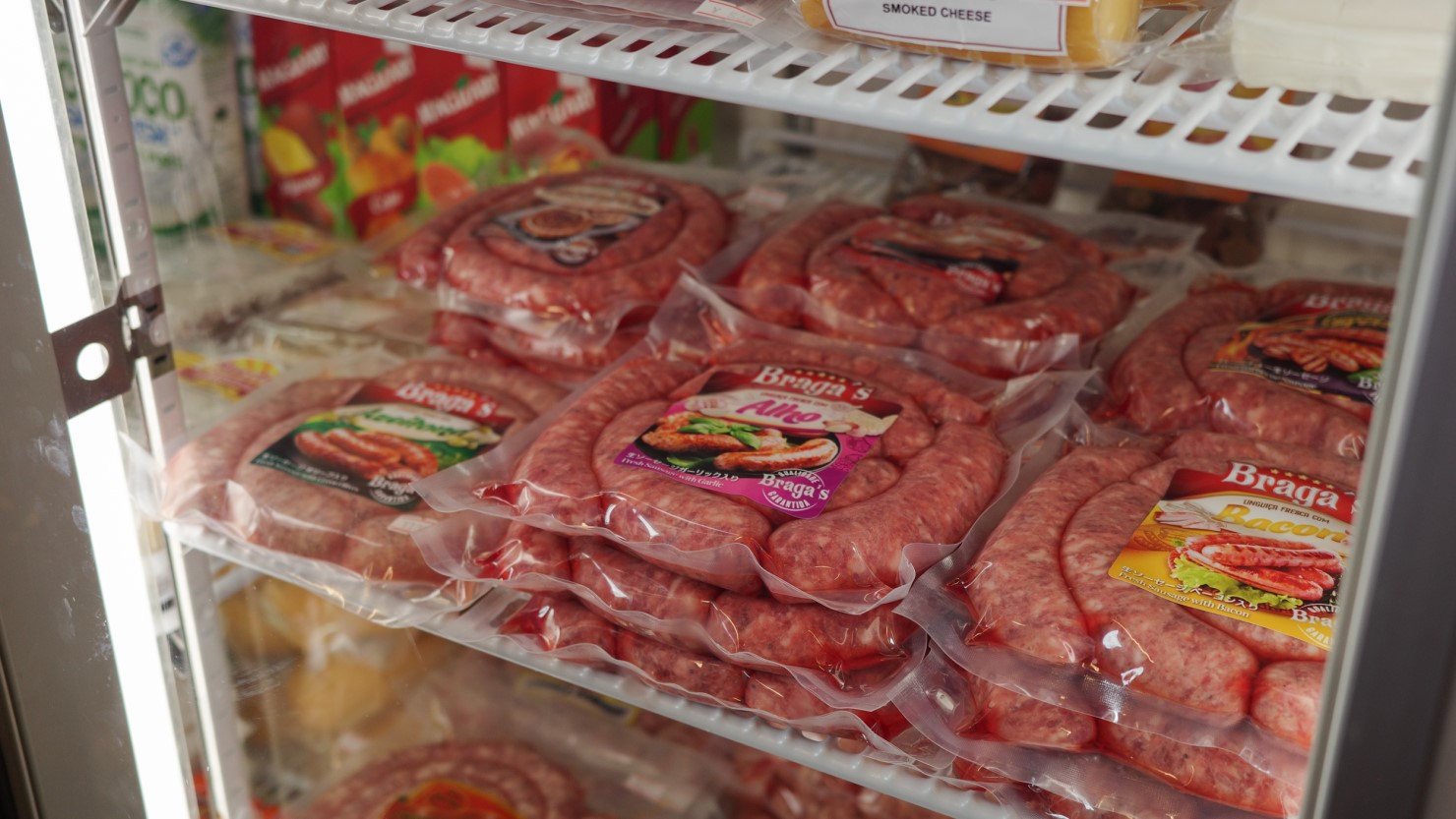 深江南町で20年以上続くブラジル食料品店「MEAT & IMPORTER BOSSANOVA」。ソーセージの種類も豊富。ここで食材を仕入れてブラジル料理の「フェイジョアーダ」や「キベ」をつくったという参加者も