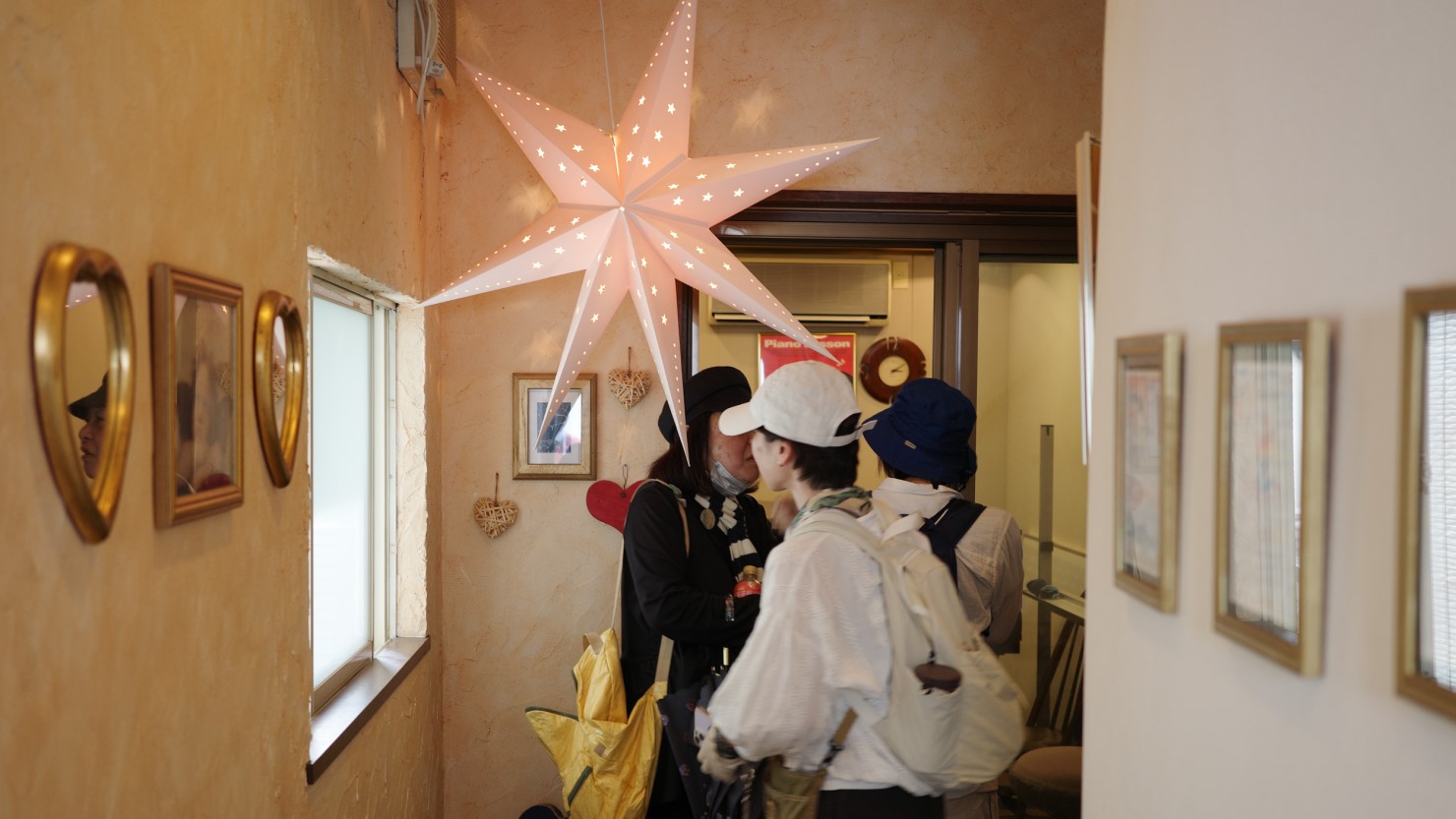 参加者のひとりが運営するレンタルスペース「ゲンズハウス」を見学。阪神深江駅から徒歩30秒。セミナー、食事会、ワークショップ、撮影会、ギャラリーなどさまざまな用途で使える。防音室とピアノがあって音楽教室としても使われている