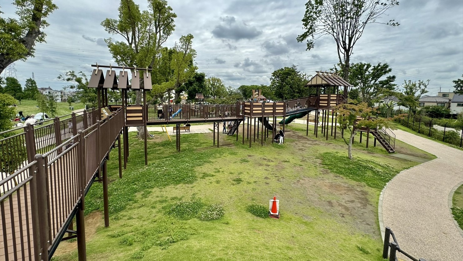 広々とした空間に、よく考えられた遊具が並ぶ冒険の丘