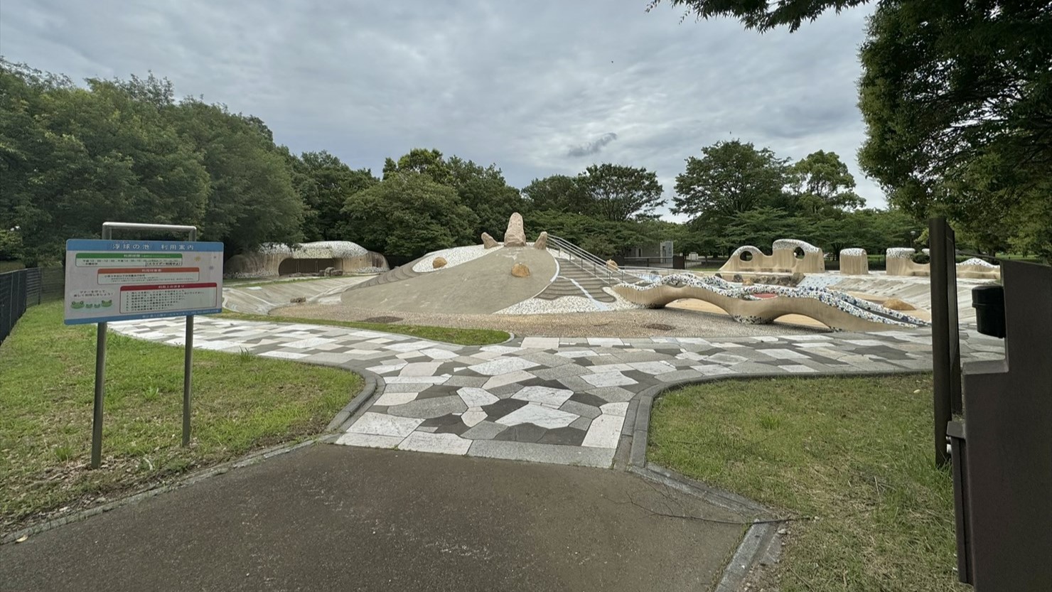 舎人公園のじゃぶじゃぶ池。6月初旬時点では水が入っていなかった