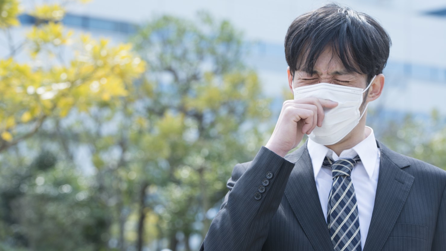 マスクをしたビジネスマン